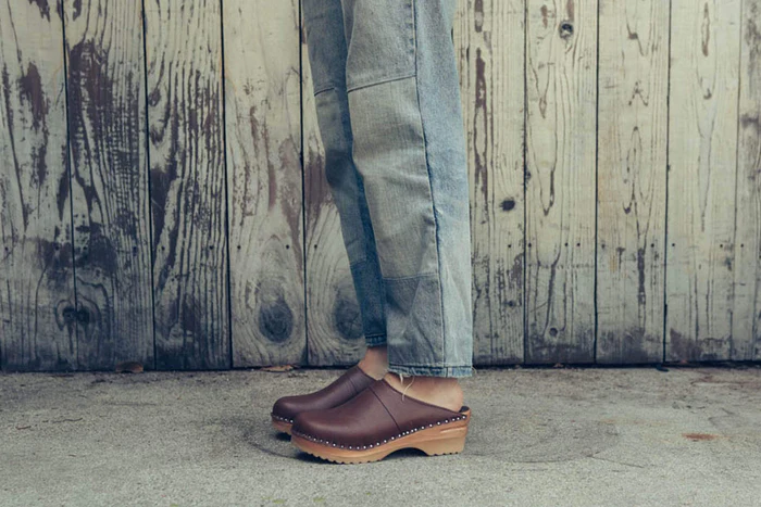 Da Vinci Vegan Leather Clogs for women provide stylish comfort in brown.